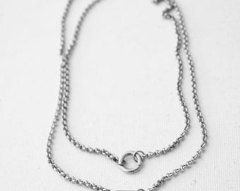 Collar con mosquetón plateado, cadena rolo con soporte para dije
