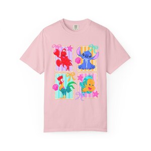 Camiseta con collage de personajes de Disney: La Sirenita, Flounder y Stitch / Disney World, Disneyland y Magic Kingdom imagen 13