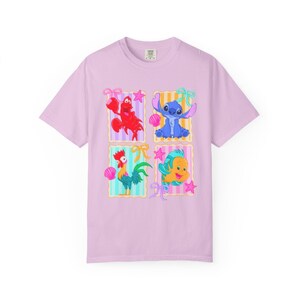 Camiseta con collage de personajes de Disney: La Sirenita, Flounder y Stitch / Disney World, Disneyland y Magic Kingdom imagen 15