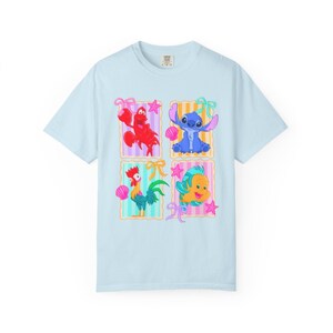 Camiseta con collage de personajes de Disney: La Sirenita, Flounder y Stitch / Disney World, Disneyland y Magic Kingdom imagen 12