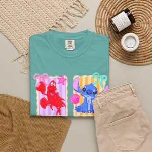 Camiseta con collage de personajes de Disney: La Sirenita, Flounder y Stitch / Disney World, Disneyland y Magic Kingdom imagen 19