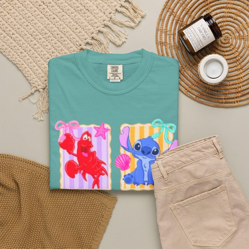Camiseta con collage de personajes de Disney: La Sirenita, Flounder y Stitch / Disney World, Disneyland y Magic Kingdom imagen 19