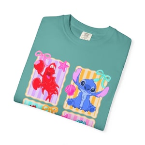 Camiseta con collage de personajes de Disney: La Sirenita, Flounder y Stitch / Disney World, Disneyland y Magic Kingdom imagen 18