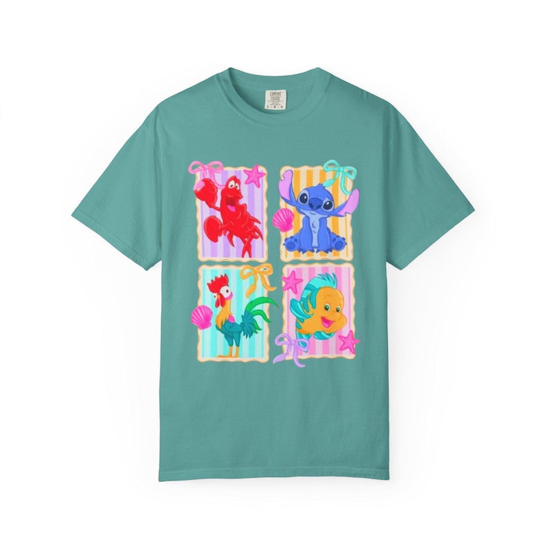 Camiseta con collage de personajes de Disney: La Sirenita, Flounder y Stitch / Disney World, Disneyland y Magic Kingdom imagen 16
