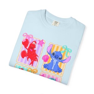 Camiseta con collage de personajes de Disney: La Sirenita, Flounder y Stitch / Disney World, Disneyland y Magic Kingdom imagen 17