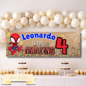 Może przedstawiać: Baner urodzinowy z napisem "Leonardo IS THE AMAZING 4" z postacią z kresk&oacute;wki Spider-Man. Baner jest brązowy z tłem panoramy miasta i białą pajęczyną. Baner jest ozdobiony balonami i babeczkami.