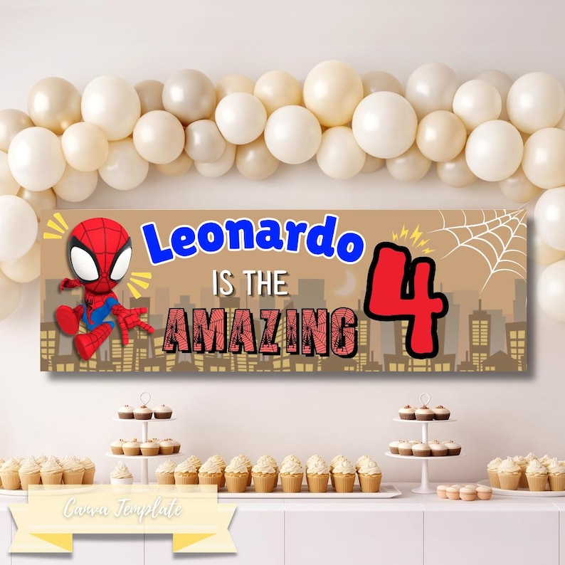 Może przedstawiać: Baner urodzinowy z napisem "Leonardo IS THE AMAZING 4" z postacią z kresk&oacute;wki Spider-Man. Baner jest brązowy z tłem panoramy miasta i białą pajęczyną. Baner jest ozdobiony balonami i babeczkami.