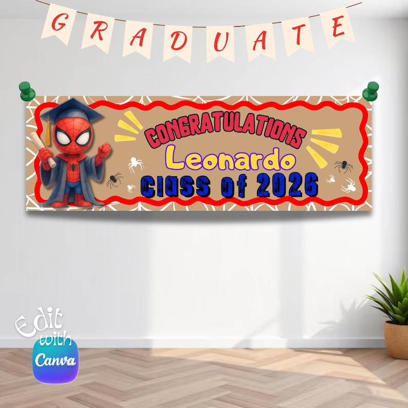 Puede incluir: Una pancarta de graduaci&oacute;n con el texto "Felicidades Leonardo Clase de 2026" en rojo, amarillo y azul. La pancarta presenta un personaje de dibujos animados de Spider-Man con birrete y toga. La palabra "GRADUATE" se muestra en una pancarta arriba.