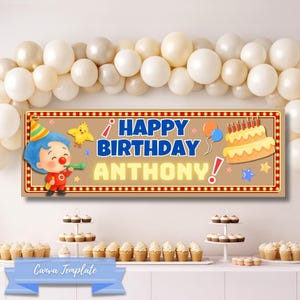 Può includere: Un banner di compleanno con la scritta "HAPPY BIRTHDAY ANTHONY!" in blu e giallo. Il banner presenta un clown dei cartoni animati, una torta, palloncini e stelle. Una fila di cupcake e un arco di palloncini sono sullo sfondo.