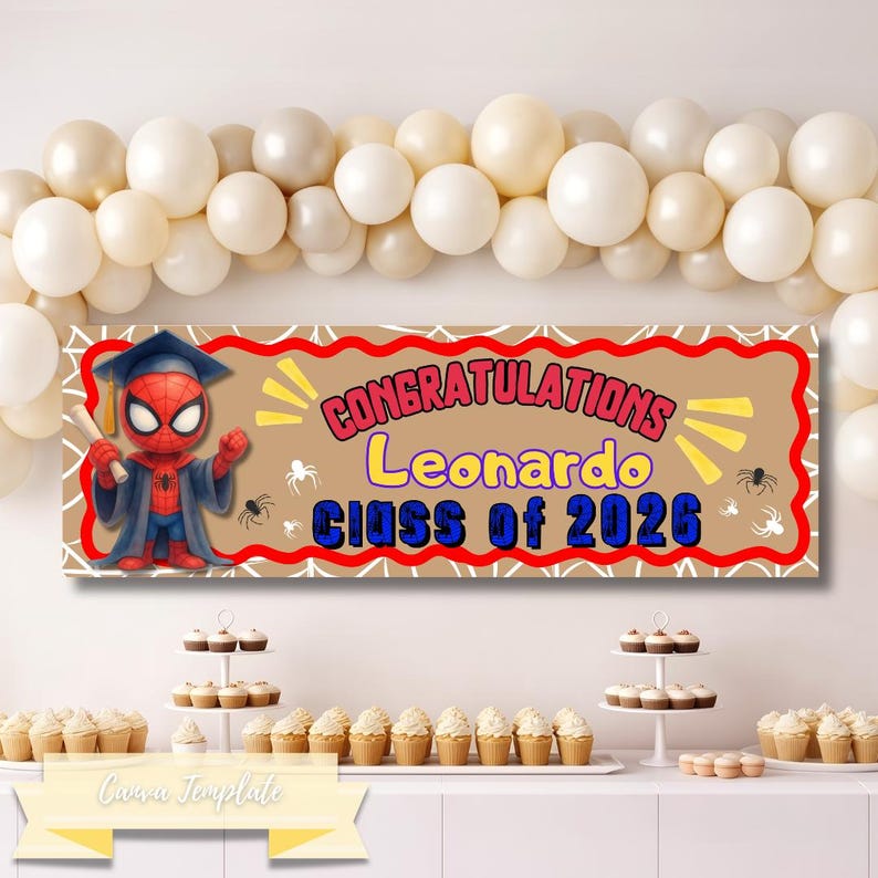 Puede incluir: Una pancarta de graduaci&oacute;n con un Spider-Man de dibujos animados con birrete y toga, sosteniendo un diploma. La pancarta dice "Felicidades Leonardo Clase de 2026" en rojo, amarillo y azul. La pancarta est&aacute; decorada con ara&ntilde;as.