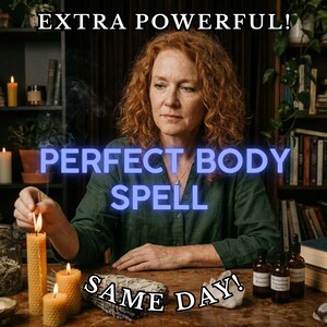 Könnte beinhalten: Bild mit dem Text "EXTRA POWERFUL!" und "PERFECT BODY SPELL SAME DAY!". Eine rothaarige Frau zündet eine Kerze an. Auf einem Holztisch befinden sich mehrere Kerzen, Flaschen und Bücher.