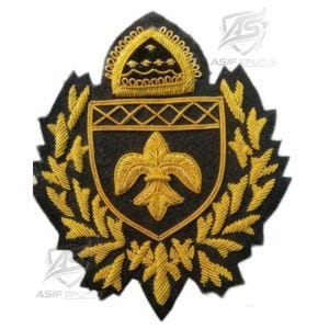 Puede incluir: Un parche bordado negro con una flor de lis dorada centrada en un escudo, rematado con un arco en forma de corona. El diseño está enmarcado por hojas de laurel doradas e incluye el texto ASIF SPORTS en las esquinas de la imagen.