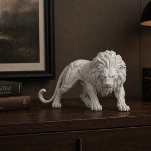 Sculpture de lion souverain | Statue de bureau néoclassique moderne | Décoration de bureau masculine | Objet de collection WYLDform