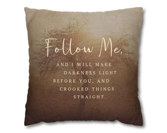 Funda de cojín decorativa marrón con versículo bíblico de la versión King James. Sigue el árbol torcido marrón. Mateo 4:19, Isaías 42. Elegante cojín de decoración cristiana inspirador para el hogar.