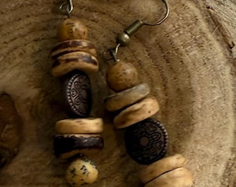 Pendientes colgantes hechos a mano con cuentas de madera y metal. Colores neutros que combinan con todo. Ligeros y únicos.