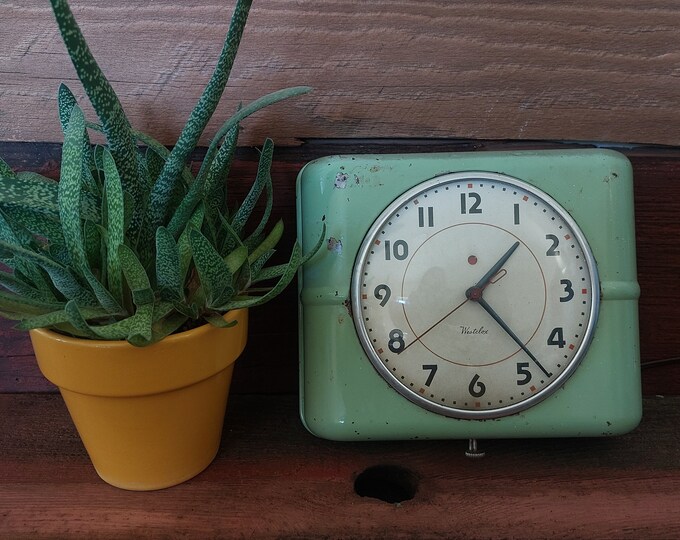 Westclox Belfast Model, Kitchen Clock, Electric Wall Clock in Old Green