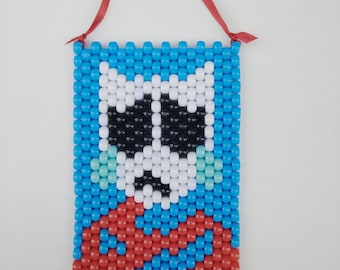 Arte mural de píxeles con cuentas de TADC inspirado en la llamativa cinta roja.