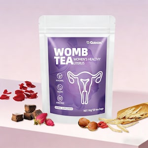 Peut inclure: Un sachet blanc de "Womb Tea" avec une étiquette violette comportant du texte et une illustration d'utérus. L'étiquette comprend également "Women's Healthy Uterus", "Natural", "Vegan" et "GMO Free". Des sachets de thé, des pétales de rose et d'autres ingrédients sont éparpillés.
