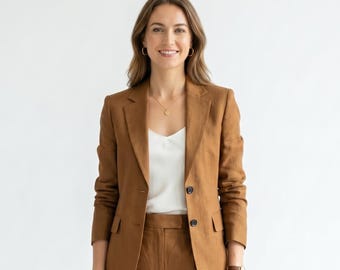 Traje de chaqueta y pantalón de mujer en color bronce, confeccionado a mano y a medida.