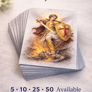 Peut inclure: Une pile de cartes de prière rectangulaires avec le texte Bulk Prayer Cards en haut et 5 10 25 50 Available en bas. Les cartes présentent une illustration d'un ange en armure avec une épée et un bouclier debout au-dessus d'un démon.