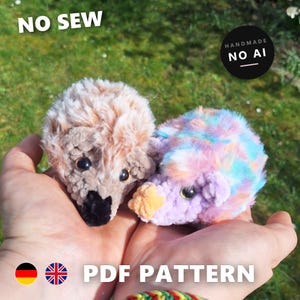 Könnte beinhalten: Zwei Plüsch-Igel-Spielzeuge, eines in Beige und eines in Pastell-Regenbogenfarben, werden in gewölbten Händen gehalten. Die Spielzeuge haben schwarze Augen und ein weiches, strukturiertes Aussehen. Der Text auf dem Bild lautet "NO SEW" und "PDF PATTERN". Ein kreisförmiges Logo sagt "HANDMADE NO AI".