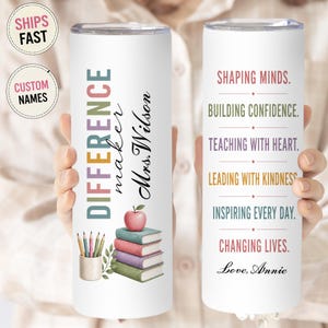 Peut inclure: Deux gobelets cylindriques blancs avec du texte et des graphismes colorés. L'un affiche 'DIFFERENCE maker', 'Mrs. Wilson', un pot à crayons et une pile de livres avec une pomme. L'autre liste des phrases comme 'SHAPING MINDS' et 'Love, Annie'.