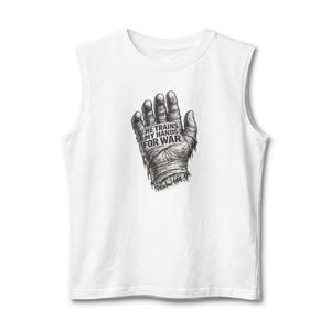 Könnte beinhalten: Weißes ärmelloses Shirt mit einer schwarz-weißen Grafik einer bandagierten Hand. Der Text auf der Hand lautet "HE TRAINS MY HANDS FOR WAR" mit "Psalm 144:1" darunter.