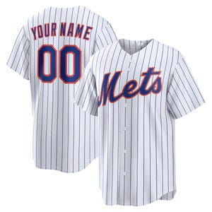 以下が含まれることがあります： 青いピンストライプの白い野球ジャージ。ジャージの前面には青いスクリプトで「Mets」の文字、背面には「YOUR NAME」と数字「00」がプリントされています。ジャージはボタンアップフロントです。