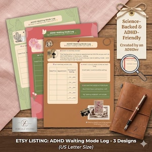 Op de afbeelding: ADHD Wachtmodus Log in drie ontwerpen. De logs zijn in groen, roze en bruin. De logs hebben secties voor datum, tijd, afspraak en wachttijd. De afbeelding bevat ook een leren notitieboek en een pen.