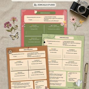 Può includere: Matrice di priorità ADHD stampabile con tre stili distinti. Il design include una combinazione di colori rosa, verde e beige. Il testo recita "Science-Backed & ADHD-Friendly, Created by an ADHDer". Include una penna, una fotocamera e fiori secchi.