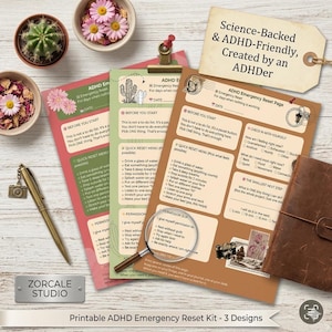 Könnte beinhalten: Ein Satz von drei druckbaren ADHD-Notfall-Reset-Seiten mit verschiedenen Designs, darunter ein Kaktus, Blumen und eine leere Seite. Die Seiten befinden sich auf einer Holzoberfläche mit einem Stift, einem Notizbuch und dekorativen Elementen. Der Text auf den Seiten gibt Anleitungen.