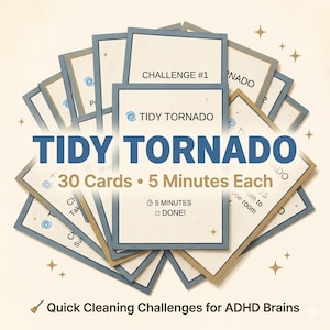 Op de afbeelding: Een verzameling kaarten met de titel "Tidy Tornado" met blauwe en beige randen. De kaarten zijn in een waaier gerangschikt en bevatten tekst als "30 kaarten • 5 minuten per stuk" en "Snelle schoonmaakuitdagingen voor ADHD-hersenen."