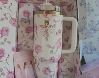 Stanley x LoveShackFancy Quencher Tumbler 40 oz Ribbon Rosa