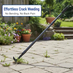 Pode incluir: Uma ferramenta preta para remover ervas daninhas de rachaduras com uma alça verde é mostrada em uso, removendo ervas daninhas de um pátio de pedra. A ferramenta tem uma lâmina curva e uma alça longa. O texto na imagem diz "Effortless Crack Weeding. No Bending, No Back Pain."
