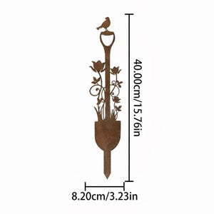 Peut inclure: Un piquet de jardin d&eacute;coratif en m&eacute;tal en forme de pelle, avec un oiseau perch&eacute; au sommet. Le piquet mesure 40,00 cm de haut et 8,20 cm de large, avec un motif floral et de feuillage. La couleur est marron vieilli.