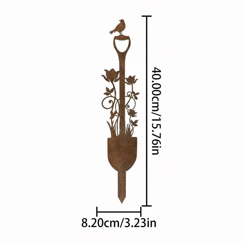 Peut inclure: Un piquet de jardin d&eacute;coratif en m&eacute;tal en forme de pelle, avec un oiseau perch&eacute; au sommet. Le piquet mesure 40,00 cm de haut et 8,20 cm de large, avec un motif floral et de feuillage. La couleur est marron vieilli.