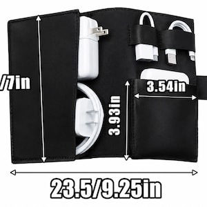 Peut inclure: Un organisateur de câbles noir avec plusieurs poches contenant des câbles de charge et des adaptateurs blancs. L'organisateur mesure 18 cm de hauteur, 23,5 cm de largeur, avec une poche de 3,54 pouces de large et 3,93 pouces de haut.