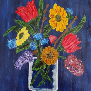 Puede incluir: Pintura acrílica vibrante de un arreglo floral en un jarrón cuadrado blanco sobre un fondo azul oscuro. El ramo presenta tulipanes rojos, girasoles amarillos, acianos azules y lilas moradas. La obra de arte tiene una apariencia texturizada.