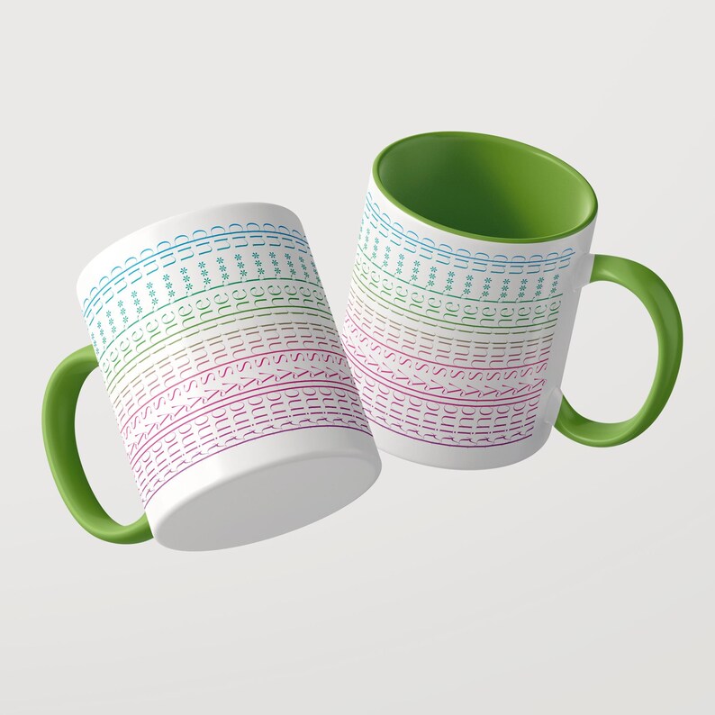Puede incluir: Dos tazas de cer&aacute;mica blanca con asas e interiores de color verde brillante. La superficie exterior presenta l&iacute;neas horizontales repetitivas de texto que dicen "sync" en un degradado de azul, verde, rosa y morado, intercaladas con asteriscos.