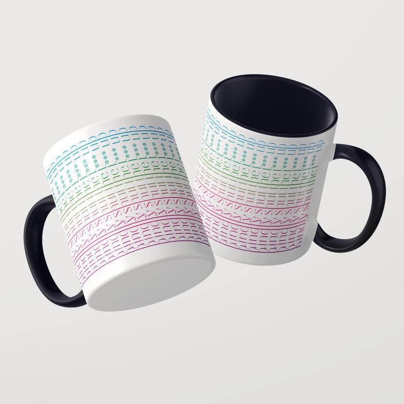 Puede incluir: Dos tazas de cer&aacute;mica blanca con asas e interiores negros. La superficie exterior presenta l&iacute;neas horizontales repetitivas de texto que dicen "sunshine" en un degradado de azul, verde, rosa y morado, intercaladas con peque&ntilde;os s&iacute;mbolos de asterisco.