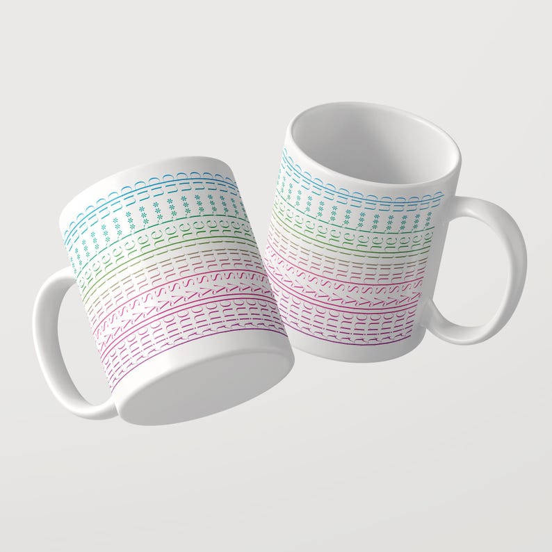 Puede incluir: Dos tazas de cer&aacute;mica blanca con un patr&oacute;n horizontal repetitivo de la palabra sunshine en un degradado de colores, que va del azul en la parte superior al verde, rosa y morado en la parte inferior, con peque&ntilde;os iconos de estrellas.