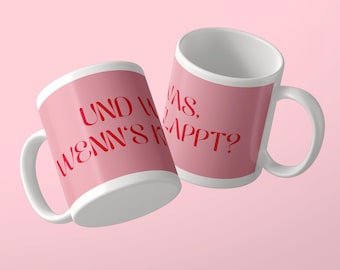 Puede incluir: Dos tazas de cerámica blanca con un acabado exterior rosa. Las tazas presentan un texto rojo impreso en el lateral que dice "UND WENN'S KLAPPT?" en una fuente serif estilizada. Cada taza tiene un asa curva y un cuerpo cilíndrico liso.