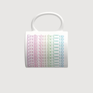 Puede incluir: Una taza de cer&aacute;mica blanca con el texto repetido "Kindly shut the f*** up" impreso en un degradado vertical de colores que incluye morado, rosa, verde y azul. El texto est&aacute; dispuesto en varias columnas en el frente de la taza.