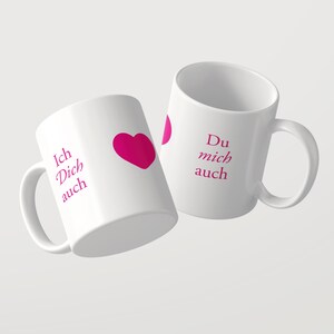 Pu&ograve; includere: Due tazze in ceramica bianca con testo rosa e un grafico a forma di cuore rosa. La prima tazza mostra il testo Ich Dich auch con un cuore, mentre la seconda tazza mostra il testo Du mich auch. Entrambe le tazze hanno un manico e forma cilindrica.