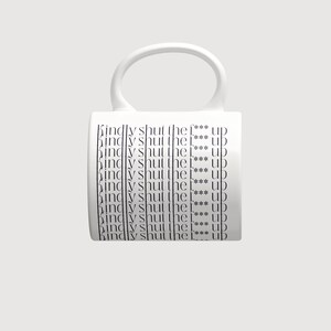 Puede incluir: Una taza de cer&aacute;mica blanca con un dise&ntilde;o de texto negro repetido que dice "Kindly shut the f*** up" impreso verticalmente en una fuente sans-serif limpia. La taza tiene un cuerpo cil&iacute;ndrico liso y un asa curva en el lateral.