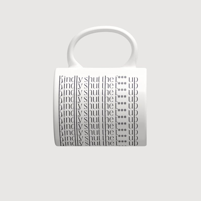 Puede incluir: Una taza de cer&aacute;mica blanca con un dise&ntilde;o de texto negro repetido que dice "Kindly shut the f*** up" impreso verticalmente en una fuente sans-serif limpia. La taza tiene un cuerpo cil&iacute;ndrico liso y un asa curva en el lateral.