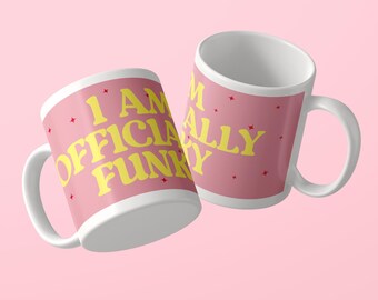 Może przedstawiać: Dwa ceramiczne kubki z różową stroną zewnętrzną i białym wnętrzem. Kubki posiadają żółty napis o treści I AM OFFICIALLY FUNKY, podkreślony małymi czerwonymi ikonami w kształcie gwiazdek rozrzuconymi na różowej powierzchni cylindrycznego naczynia.