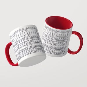 Puede incluir: Dos tazas de cer&aacute;mica blanca con interior rojo brillante y asas rojas a juego. El exterior de cada taza presenta un patr&oacute;n de texto negro repetitivo que dice "shut the f*** up" dispuesto en l&iacute;neas horizontales por toda la superficie.