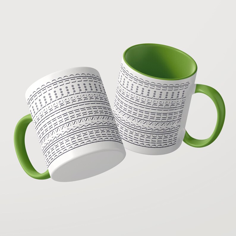 Puede incluir: Dos tazas de cer&aacute;mica blanca con asas e interiores de color verde brillante. La superficie exterior de cada taza est&aacute; cubierta con filas repetitivas de texto negro que dice shut the f*** up, dispuestas en un patr&oacute;n horizontal denso.