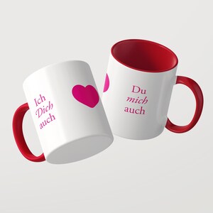 Pu&ograve; includere: Due tazze in ceramica bianca con interno e manico rossi. Le tazze presentano una scritta color magenta che recita Ich Dich auch e Du mich auch, accompagnata da un cuore magenta. Il design &egrave; stampato sulla superficie esterna delle tazze.